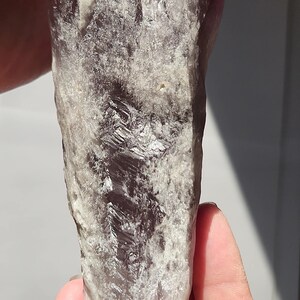 Bacchetta canora in ametista dente di drago non lucidata: 23 cm di lunghezza - Bahia, Brasile - Chevron Phantoms, zone di colore citrino fumé, radice - n. 3 immagine 10