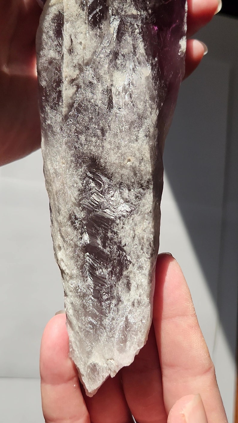 Bacchetta canora in ametista dente di drago non lucidata: 23 cm di lunghezza - Bahia, Brasile - Chevron Phantoms, zone di colore citrino fumé, radice - n. 3 immagine 10