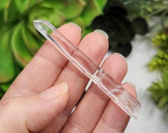 Slender Optical Lemurian Quartz Wand Santander Colombia: 7.3cm or 2.9in long- D41