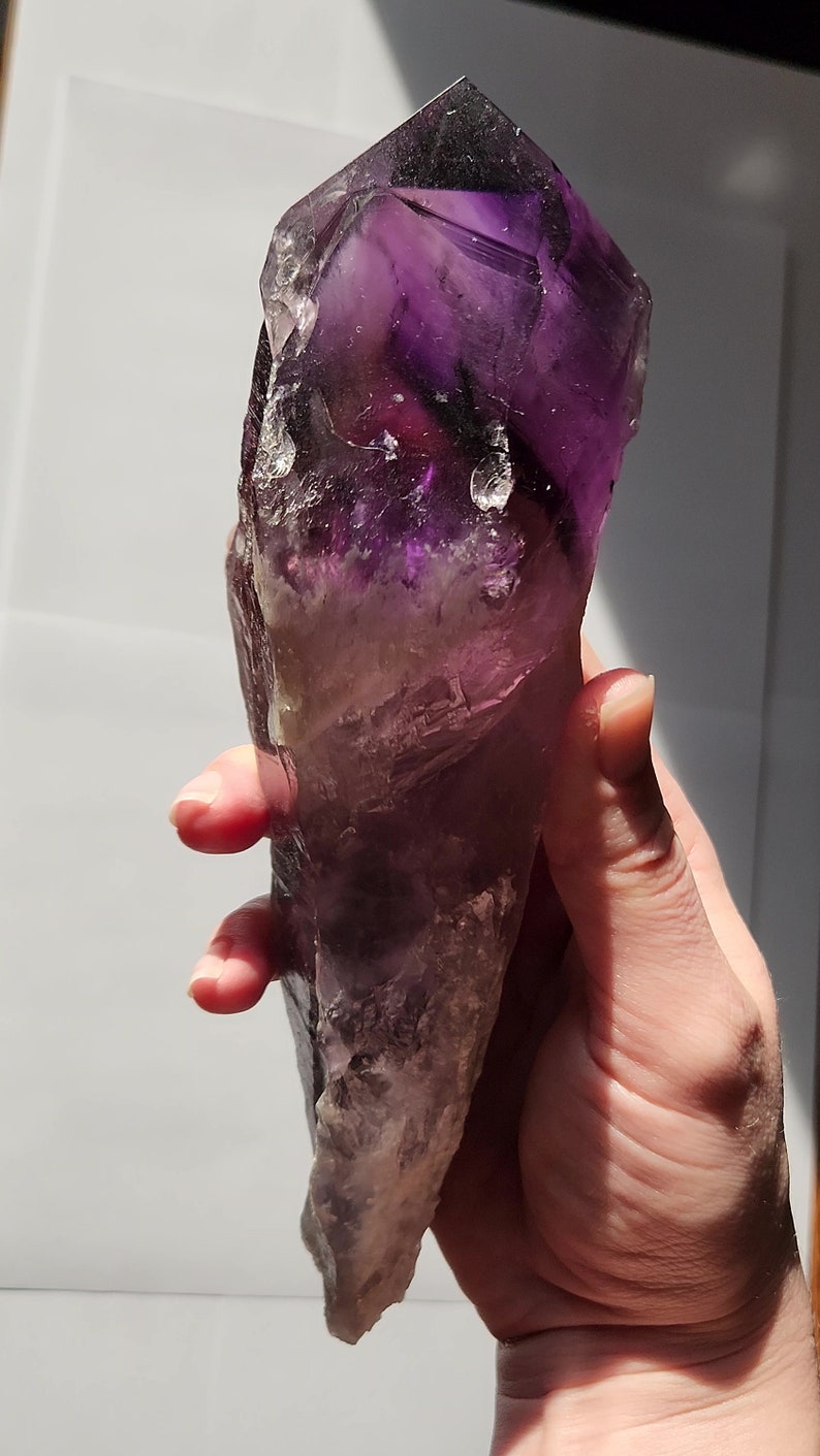 Bacchetta canora in ametista dente di drago non lucidata: 23 cm di lunghezza - Bahia, Brasile - Chevron Phantoms, zone di colore citrino fumé, radice - n. 3 immagine 5