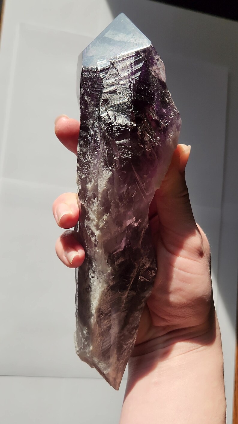 Bacchetta canora in ametista dente di drago non lucidata: 23 cm di lunghezza - Bahia, Brasile - Chevron Phantoms, zone di colore citrino fumé, radice - n. 3 immagine 2