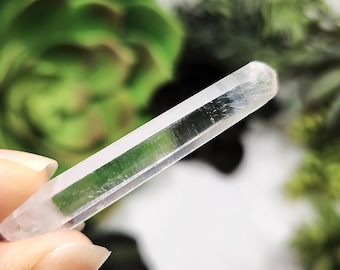 Etched DT Optical Quartz Santander Colombia: 4.9cm or 1.9in long White Feather- D42