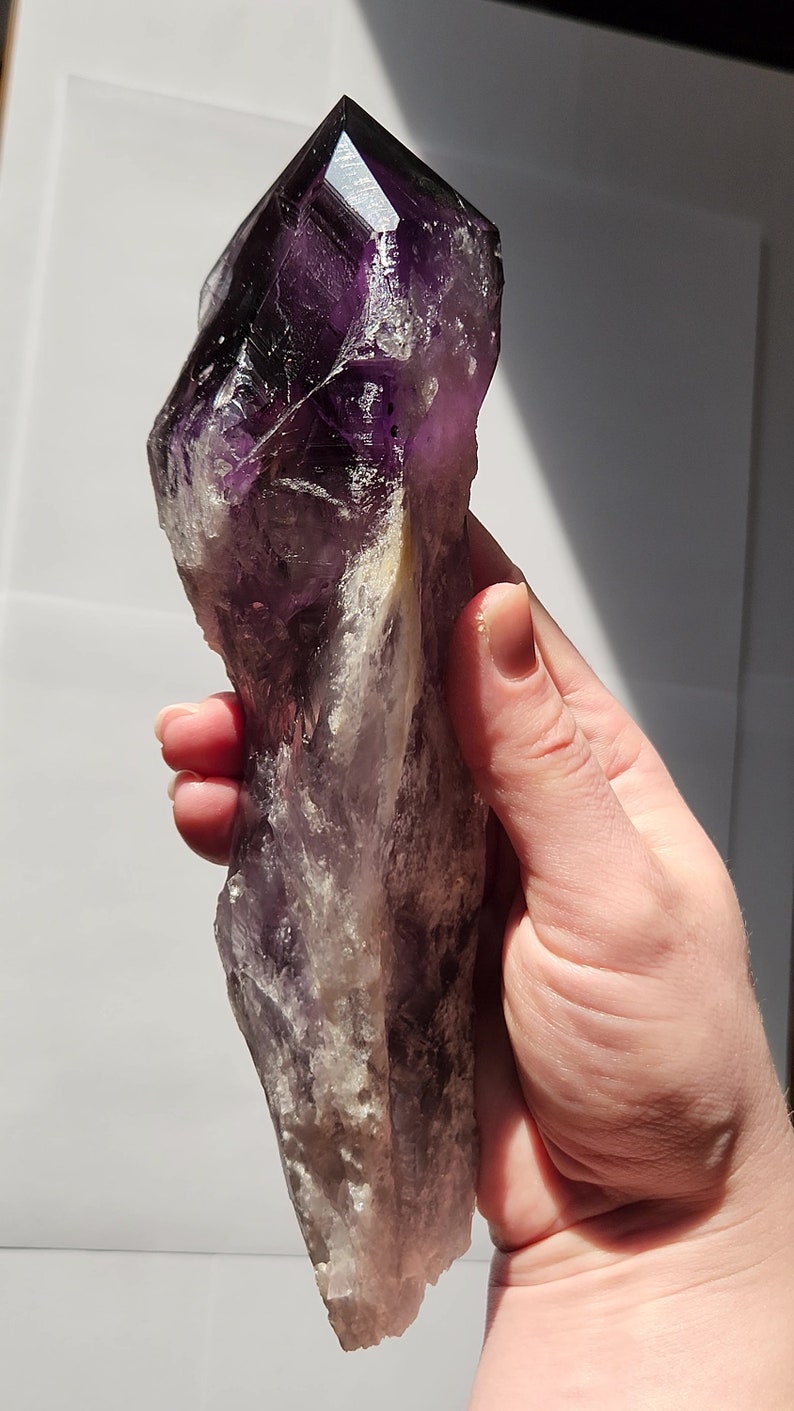 Bacchetta canora in ametista dente di drago non lucidata: 23 cm di lunghezza - Bahia, Brasile - Chevron Phantoms, zone di colore citrino fumé, radice - n. 3 immagine 4