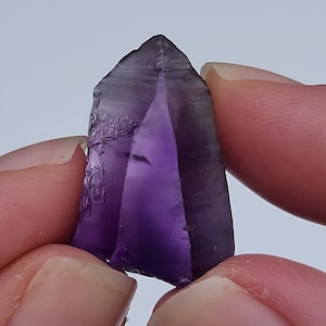 Cristallo di ametista naturale lungo 2,5 cm - Camerun, Africa - Punto terminato - Si appoggia perfettamente sull&#39;estremità, Grado sfaccettato, Linee simili a Lemuria - AC2