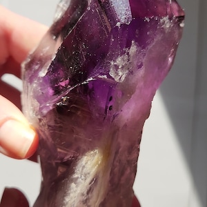 Bacchetta canora in ametista dente di drago non lucidata: 23 cm di lunghezza - Bahia, Brasile - Chevron Phantoms, zone di colore citrino fumé, radice - n. 3 immagine 8