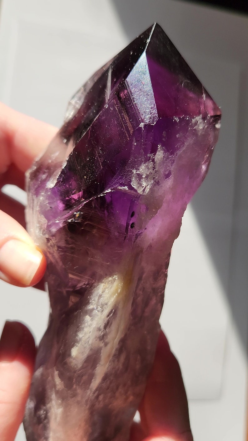 Bacchetta canora in ametista dente di drago non lucidata: 23 cm di lunghezza - Bahia, Brasile - Chevron Phantoms, zone di colore citrino fumé, radice - n. 3 immagine 8