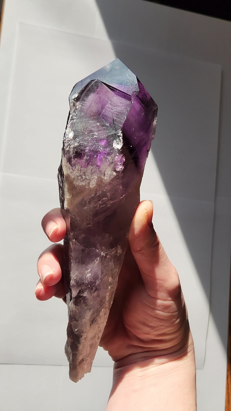 Bacchetta canora in ametista dente di drago non lucidata: 23 cm di lunghezza - Bahia, Brasile - Chevron Phantoms, zone di colore citrino fumé, radice - n. 3 immagine 6