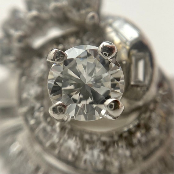 Broche Vintage Ronde En Relief - Cristal Couleur Argent, Modèle Rétro, Occasion à Vérifier