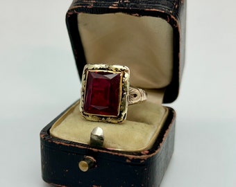 Antique Victorian synthetic Garnet ring in 14k yellow gold