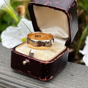 Antique Victorian engraved unisex wedding band Circa 1897 in 14k yellow