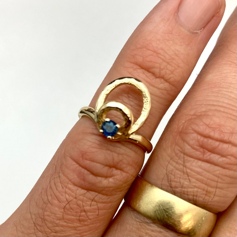 Vintage loop knot Sapphire statement ring in 14k yellow gold image 7