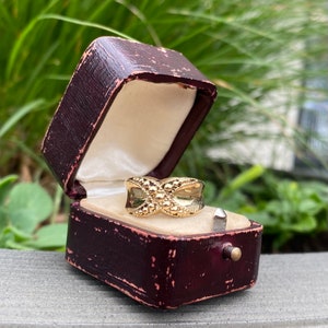 Vintage 18K yellow gold fashion ring with "X" design