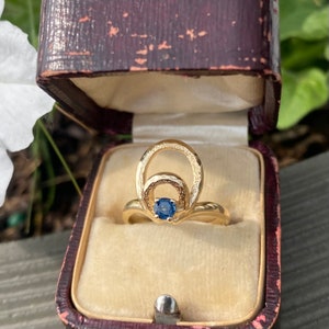 Vintage loop knot Sapphire statement ring in 14k yellow gold image 1