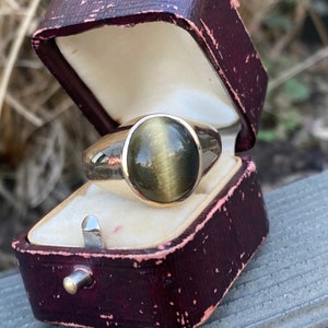 Vintage bezel set imitation tiger&#39;s eye ring 10k yellow gold