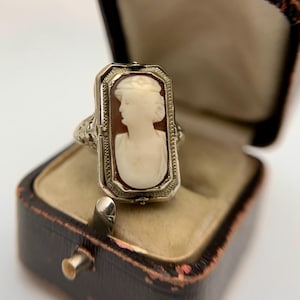 Antique Edwardian Cameo & Onyx flip-ring with filigree in white gold