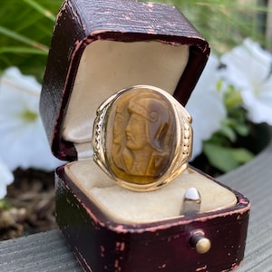 Vintage Mid-Century roman soldier carved tiger&#39;s eye double intaglio ring in 10k yellow gold