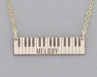 Collar personalizado con diseño de piano, barra horizontal grabada con nombre, regalo para profesor de música.