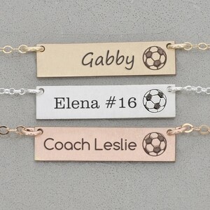 Joyería de fútbol • Collar con dije deportivo de fútbol • Colgante de plata con barra personalizada de plata • Regalo de fútbol • Regalo de equipo grabado personalizado