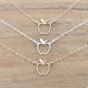 Collar de manzana • Pequeño dije minimalista de regalo para maestros • Contorno dorado • Regalo de agradecimiento para maestros de un estudiante • Profesor de secundaria y universidad