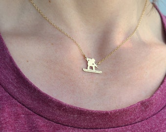 Collar de snowboarder: Joyería personalizada de plata de ley para deportes de invierno.