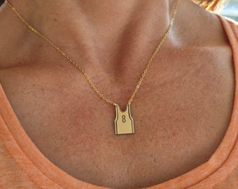 Collar personalizado con diseño de camiseta sin mangas de baloncesto, plata de ley, chapado en oro de 14 quilates: regalo para mamás deportistas