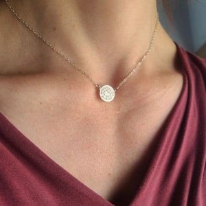 Collar espiral con cita secreta: colgante grabado personalizado en plata de ley