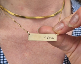 Collar con barra de firma: joyería personalizada con capas horizontales de oro y escritura a mano