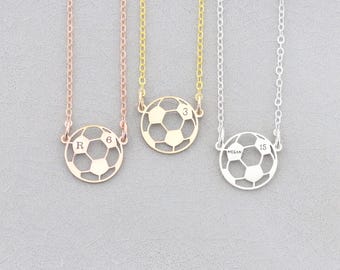 Könnte beinhalten: Drei goldene Halsketten mit einem Fußball-Anhänger. Die Anhänger sind mit den Buchstaben "R", "6", "MEGAN" und den Zahlen "3", "15" personalisiert.