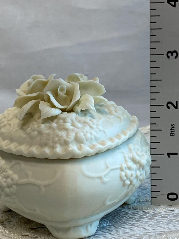 Footed porcelain bisque heart-shaped lidded jewel… - image 5