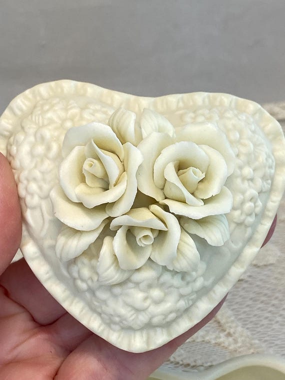 Footed porcelain bisque heart-shaped lidded jewel… - image 3