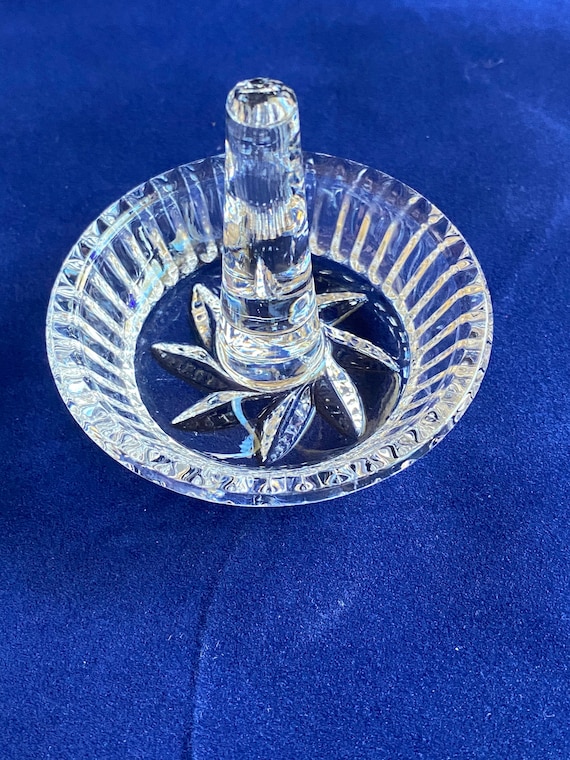Vintage crystal ring online holder