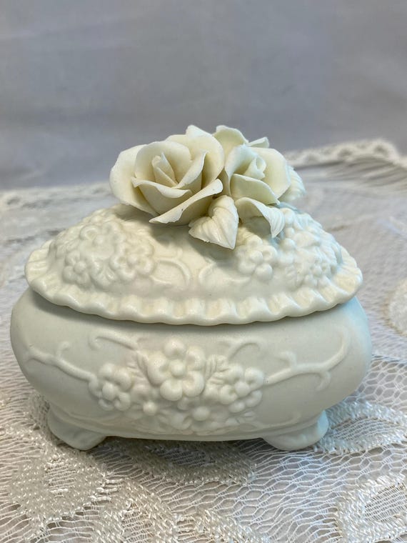 Footed porcelain bisque heart-shaped lidded jewel… - image 4