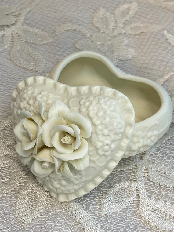 Footed porcelain bisque heart-shaped lidded jewel… - image 2