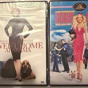 Puede incluir: Cuatro carátulas de DVD de películas, incluyendo "Four Christmases", "Sweet Home Alabama", "Legally Blonde 2: Red, White & Blonde" y "Legally Blonde". Las carátulas muestran imágenes de los actores y los títulos de las películas.