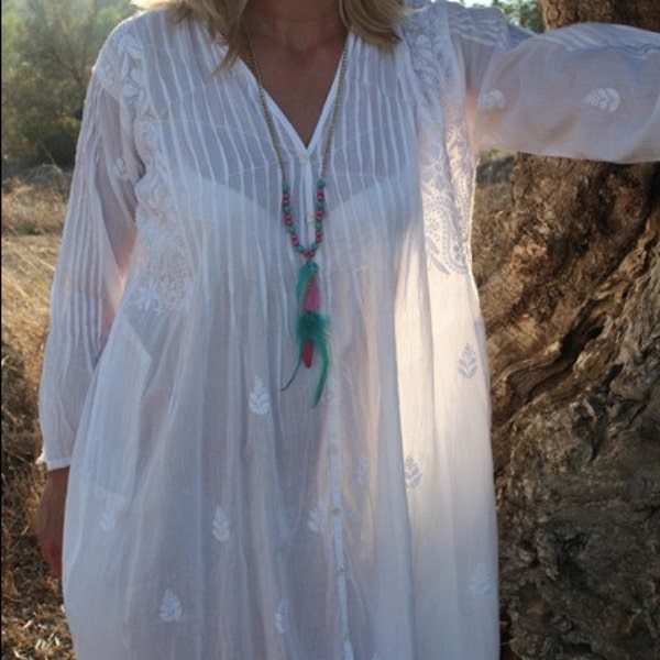 Tunique en coton blanc avec superbe broderie à la main d'Ibiza, chemisier bohème plissé, vêtements de yoga blancs, haut grande taille, coton biologique blanc