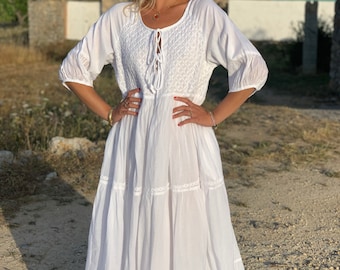 Abito da sogno femminile in mussola di cotone bianco boho con ricami a mano