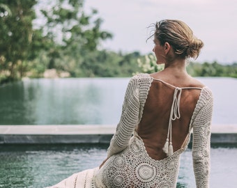 Gehäkeltes handgemachtes Maxi Boho Kleid mit sexy offenem Rücken in off weiß weicher Baumwolle