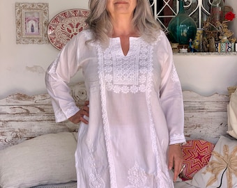 Weisses Tunika / Bluse / Kaftan / Shirt / Kundalini Yoga Kleid mit Handbestickung / weisses Yoga Shirt