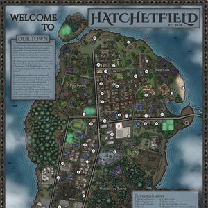 Könnte beinhalten: Eine detaillierte Karte von Hatchetfield, gegründet 1824, mit einer Willkommensbotschaft. Die Karte zeigt einen Stadtplan mit beschrifteten Orten wie Pinebrook, Downtown und Witchwood Forest. Sie enthält eine Liste von Unterhaltung, Einzelhandel, Gastronomie, Unterkünften und Dienstleistungen.