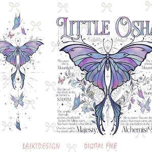 Può includere: Un file digitale con un'illustrazione dettagliata di una farfalla con intricati motivi alari nei toni del viola, blu e verde acqua. Il design include il testo "LITTLE OSHA" e altre frasi poetiche, insieme a motivi di farfalle e elementi floreali aggiuntivi.