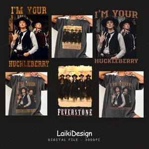 Puede incluir: Una camiseta gris carbón con un estampado gráfico de un grupo de personas con vestimenta del oeste con el texto I'M YOUR HUCKLEBERRY y FEVERSTONE. El diseño incluye varias representaciones fotográficas de personas con sombreros y chalecos.