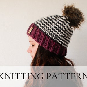 Puede incluir: Un gorro de punto con un patrón de rayas blancas y negras y un borde burdeos. El gorro tiene un pompón de piel sintética en la parte superior. El gorro lo lleva una persona con el pelo largo y castaño. El texto "KNITTING PATTERN" se muestra debajo de la imagen.