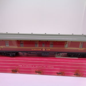 Hornby Dublo OO Gauge 4078 Composite Sleeping Car W2402 with Interior - suitable for 2rail and 3rail systems