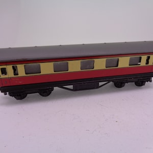 Vintage TTR Trix Twin Railway OO Gauge Bogie Coach  No.4135 Red/Cream