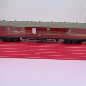 Hornby Dublo OO Gauge Passenger Brake Van Maroon E81312 - suitable for 2rail and 3rail systems