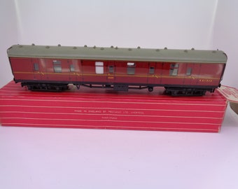 Hornby Dublo OO Gauge Passenger Brake Van Maroon E81312 - suitable for 2rail and 3rail systems