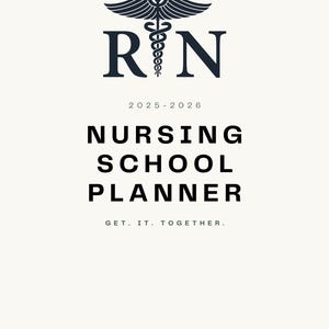 Puede incluir: Una agenda de color crema con el texto "RN" encima de las palabras "NURSING SCHOOL PLANNER" en letras negras en negrita. La agenda también incluye los años "2025-2026" y la frase "GET. IT. TOGETHER."