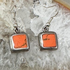 Pendientes colgantes cuadrados vintage mexicanos de plata esterlina con piedra naranja, 1/2 pulgada cuadrada y 1 pulgada de largo.