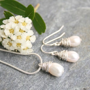 Wire wrapped pearl jewellery set, handmade wedding jewellery, bridesmaid gift image 9