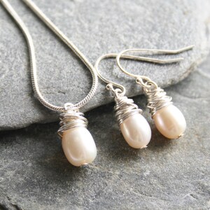 Wire wrapped pearl jewellery set, pearl bridal jewellery set, handmade wedding jewellery, bridesmaid gift imagem 7